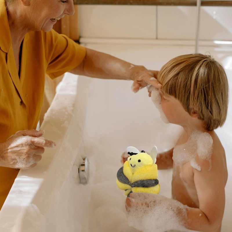 BETITETO Bath Sponges 2Pieces Cute Cartoon Animal Bath Loofahs Pouf Mesh Balls Body Scrubber Bathing Accessories Gifts for Women (Bee + Pig)