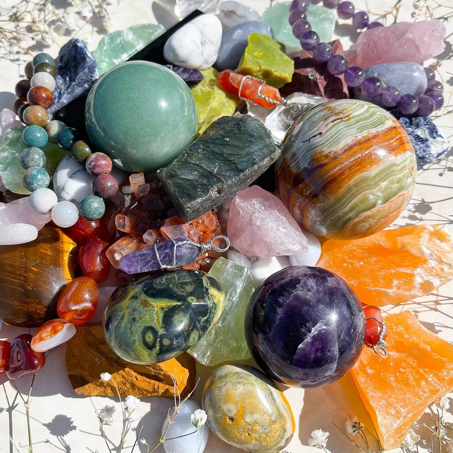 1Lb(200PCs +) Mystery Crystals and Healing Stones, Natural Healing Crystals Surprise Gift Set for Meditation, Reiki, Home Decor