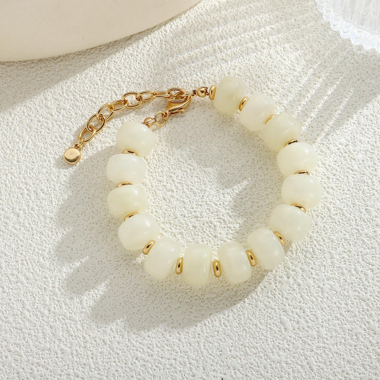 HUAYUNFANG Chunky Beige Beaded Bracelet for Women Boho Cream Resin Beads Bracelet Chunky Statement Bracelets Adjustable Handmade Beaded Bracelets Jewelry