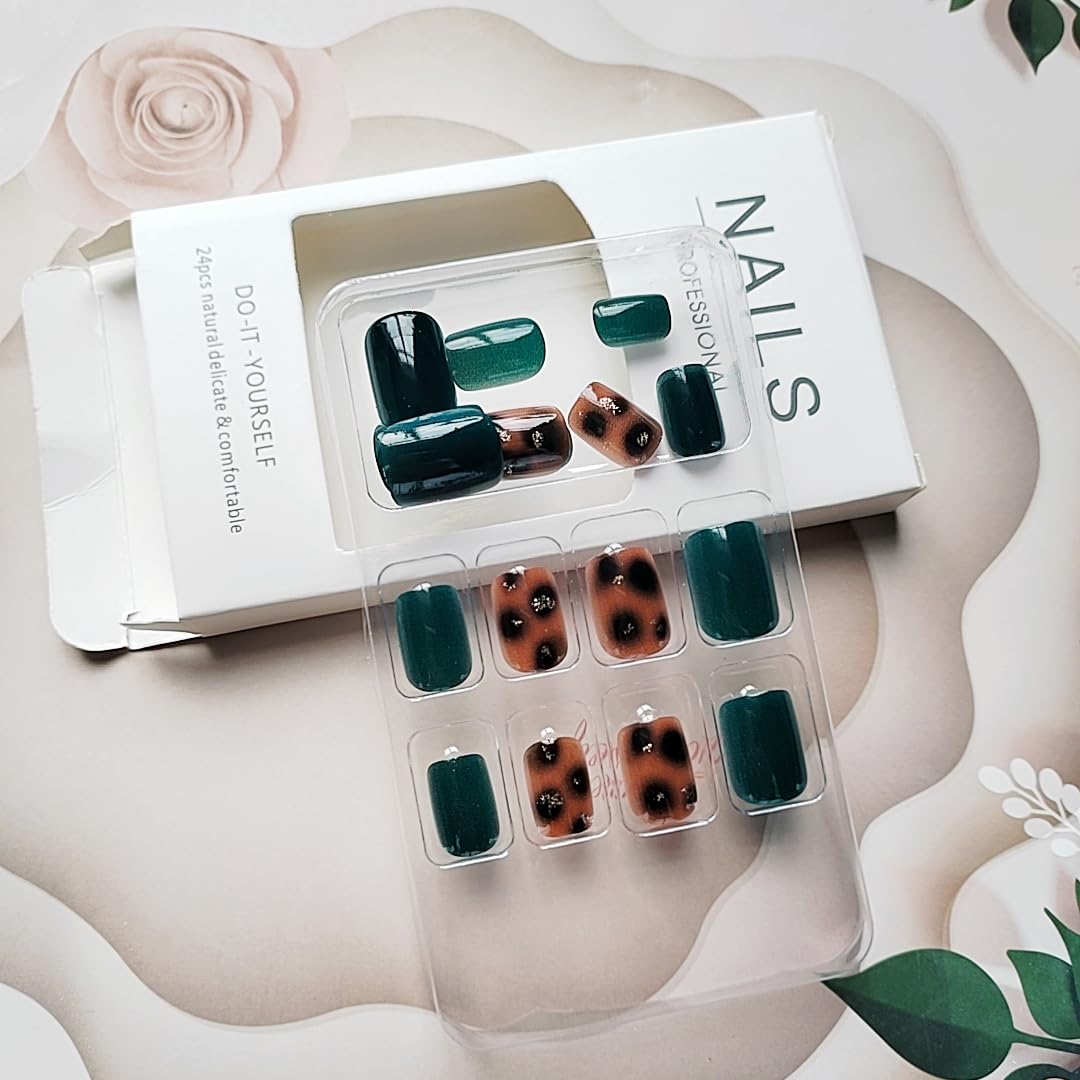 CEWEWP 24 Pcs Leopard Print Press on Nails Short Square Fake Nails Amber Blend Acrylic False Nails Green Color Glossy Reusable Holiday Daily Wear Glue on Fingernails for Women