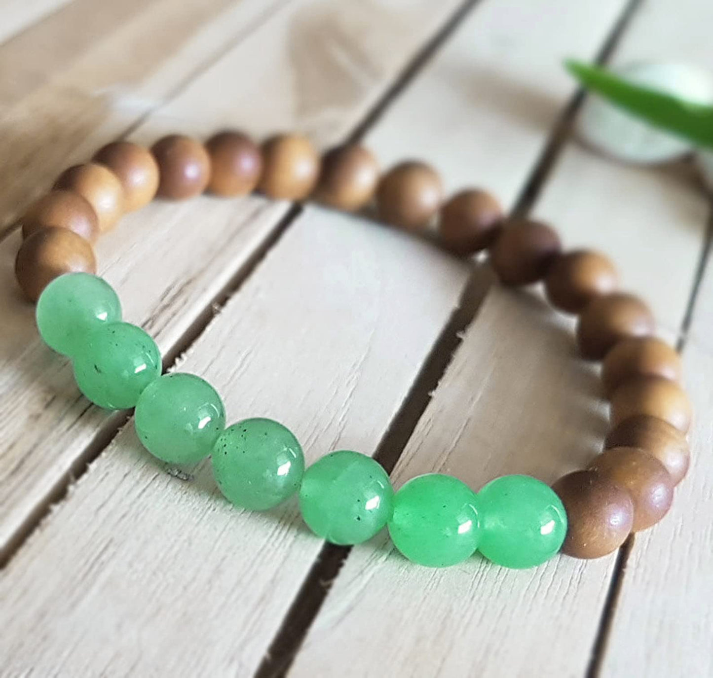 EDMIRIA Sandalwood Bracelet with Green Aventurine for Men and Women's Handmade Stretchable Elastic 8mm Chandan and Heart Chakra Round Beads Wrist Band for Yoga Meditation Astrological 7.4 Inch