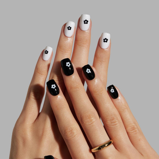 LAMIMOSA 32Pcs Daisy Flower Press On Nails Short Square in 16 Sizes – Black n White Fake Nails with Glue, Soft Gel GLue On Nails kit, Spring Summer False Nails, DAISY