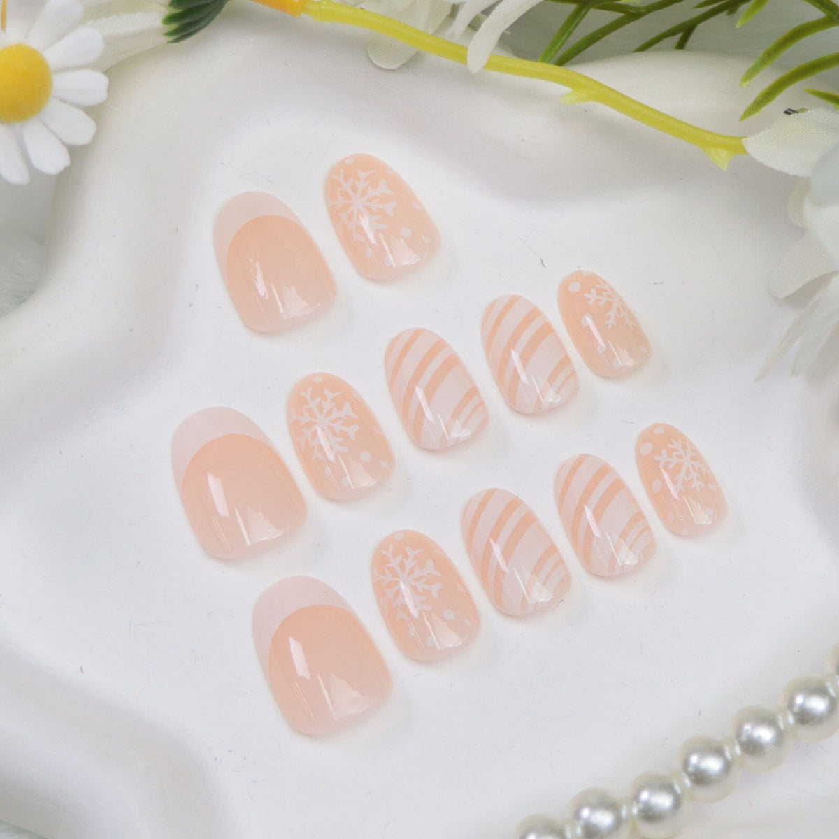 Christmas Press on Nails Short Round Fake Nails with Lines Snowflake Design Glossy White French Tip Nails Press ons Nude Short Oval Xmas Glue on Nail for Women 24 Pcs