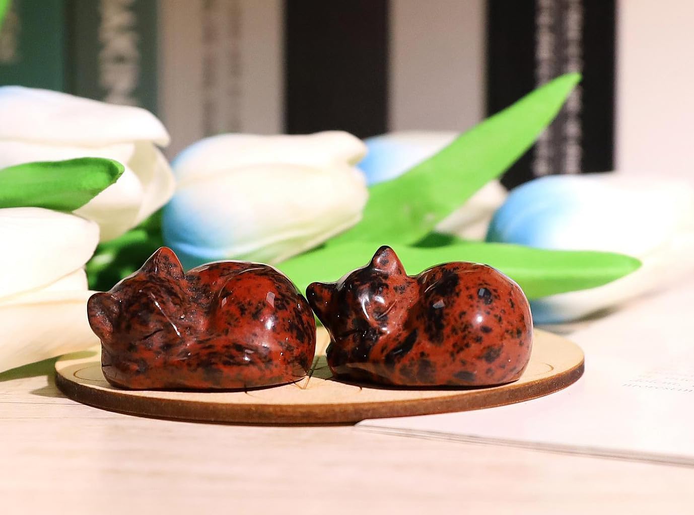 QINJIEJIE Red Obsidian Cat Crystals Decor Sleeping Cat Statue Healing Stone Decor Pocket Polished Gemstones Figurine Office Room Home Desk Decors Cute Gem Gifts for Women Men Stocking Stuffers