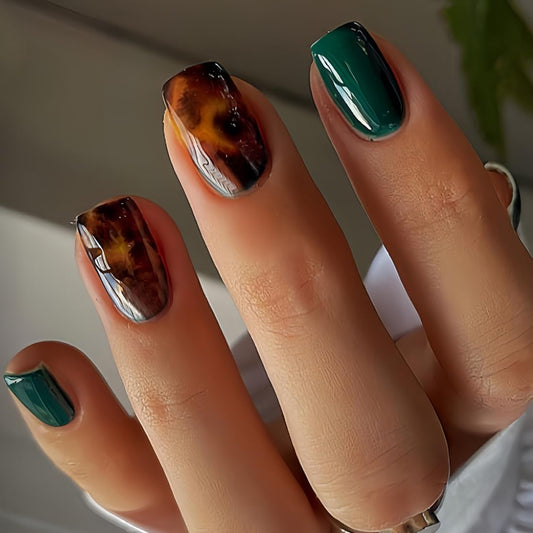 CEWEWP 24 Pcs Leopard Print Press on Nails Short Square Fake Nails Amber Blend Acrylic False Nails Green Color Glossy Reusable Holiday Daily Wear Glue on Fingernails for Women