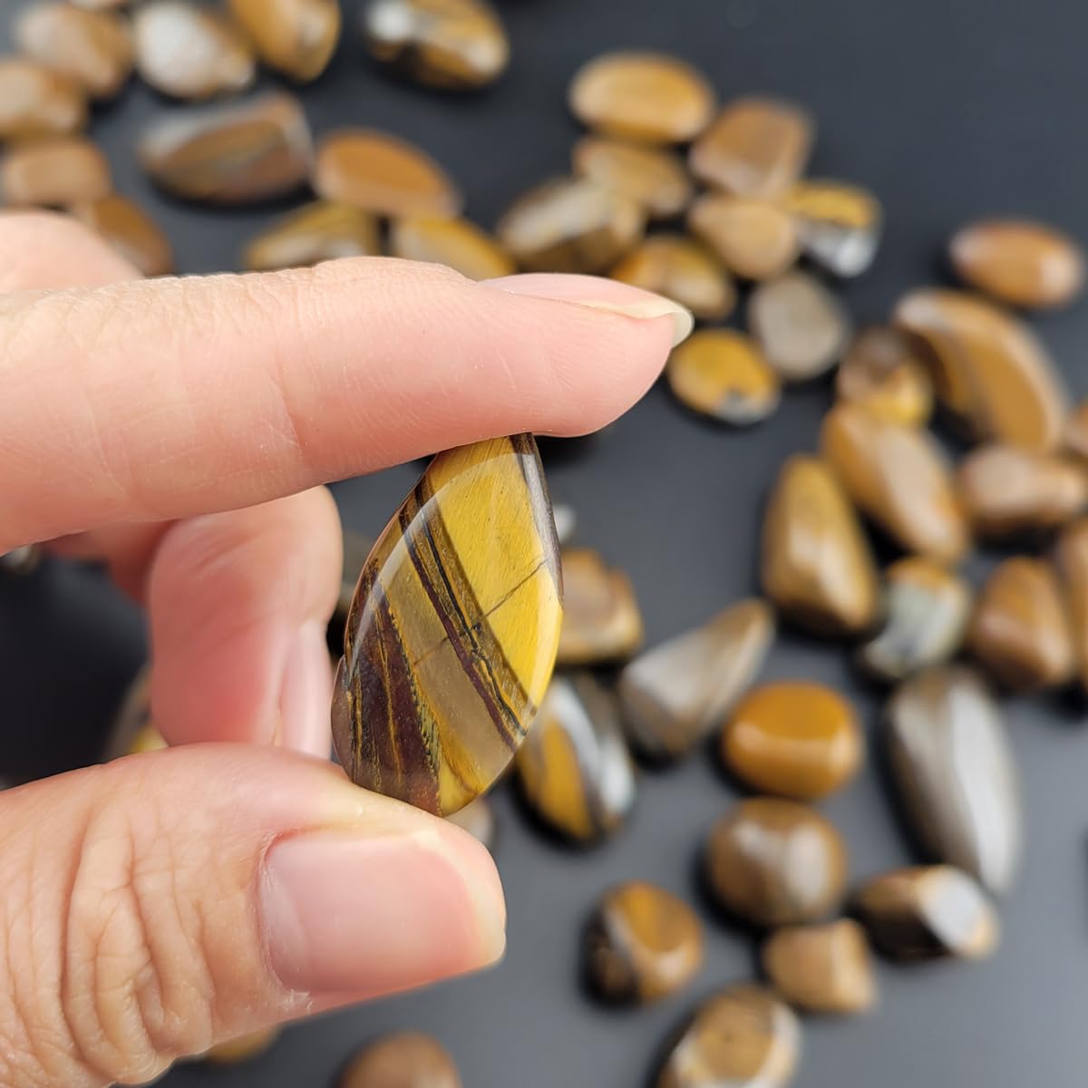 1,000 Carats Tiger's Eye Handpicked Tumbled Stones Crystals Chips Bulk Pocket Stones for Healing, Reiki, Meditation, Witchcraft and Home Decorations (Tiger's Eye)