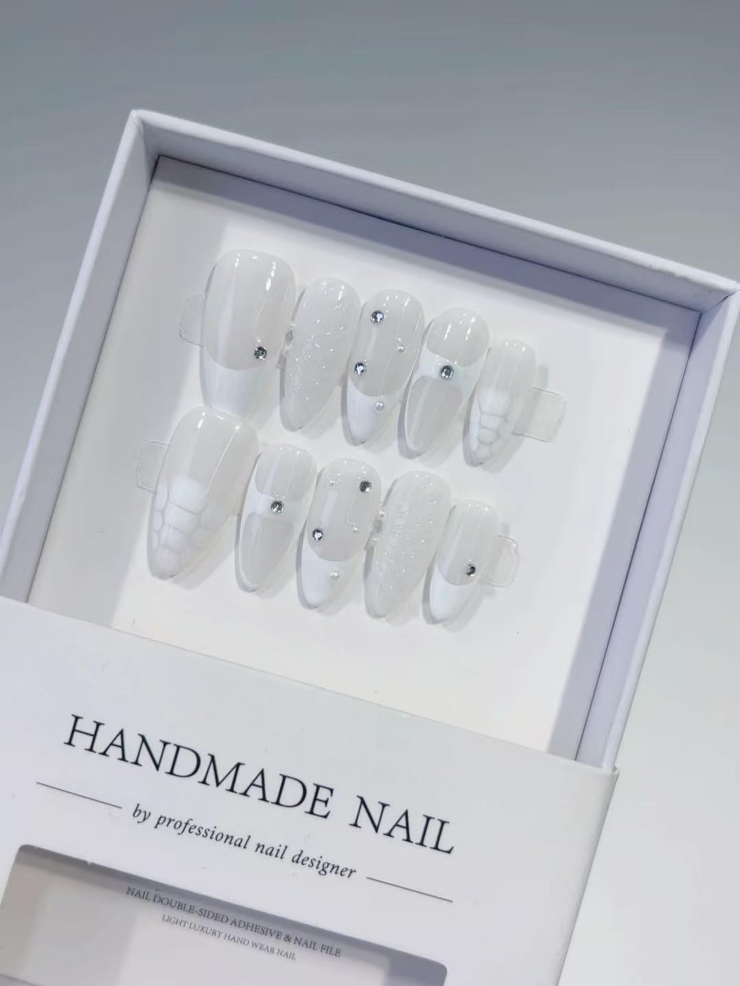 Handmade Armor Wearing White Premium Gradient with Diamond Style Almond Nail Patch Small Size