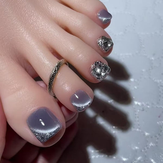 AkiliBIELY Pastel Purple Cat Eye Press on Toenails for Women Silver French Tip Toe Nail Press ons Glitter Aesthetic Toe Press on Nails Acrylic Full Cover Toe Toe Nails Press on for Wedding Birthday