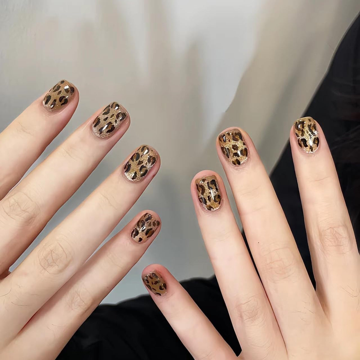 Sparkling Leopard Autumn Press on Nails Short Round Fake Nails Leopard Print False Nails Full Cover Sparkling Glossy Acrylic Nails Cute for Women Girls Autumn DIY Manicure Decoration 30Pcs