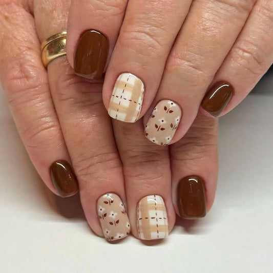 Short Square Press on Nails Rich Coffee Brown Creamy Beige Base Plaid Speckled Motifs Glossy Finish Casual Manicure Stick on Nails Suitable for Elegant Unique Artificial Nails Stylish Charming 24 Pcs