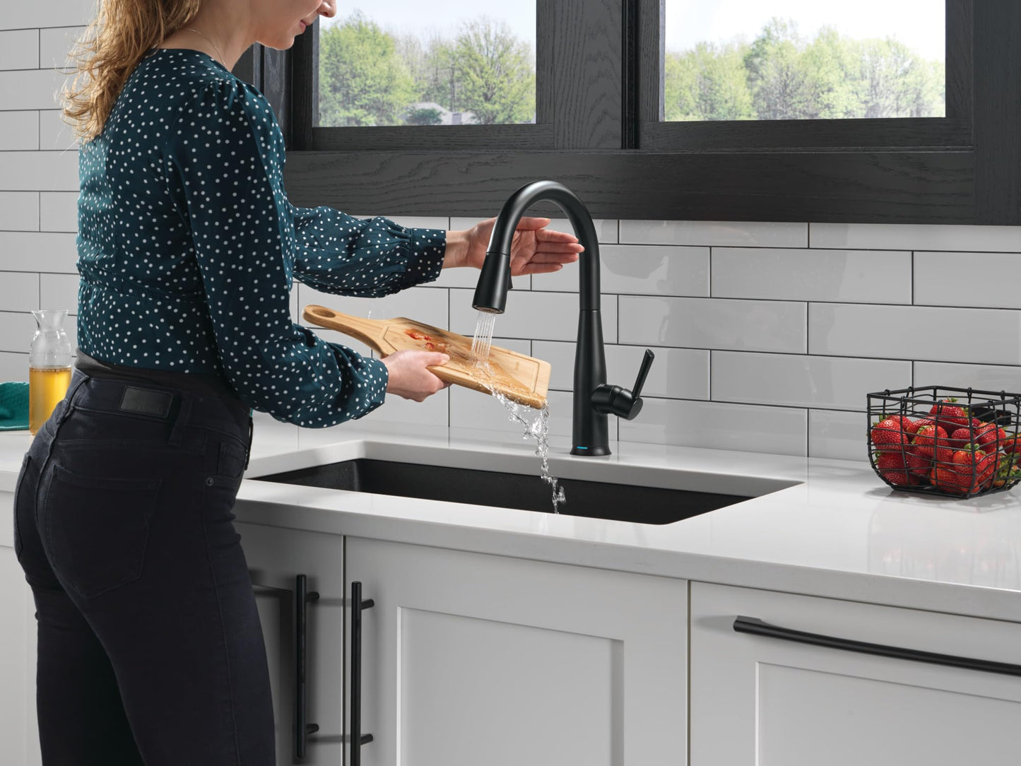 Delta Essa Touchless Kitchen Faucet with Touch Technology, Matte Black Kitchen Sink Faucet with Pull Down Sprayer, Single Hole, Matte Black 9113TL-BL-DST