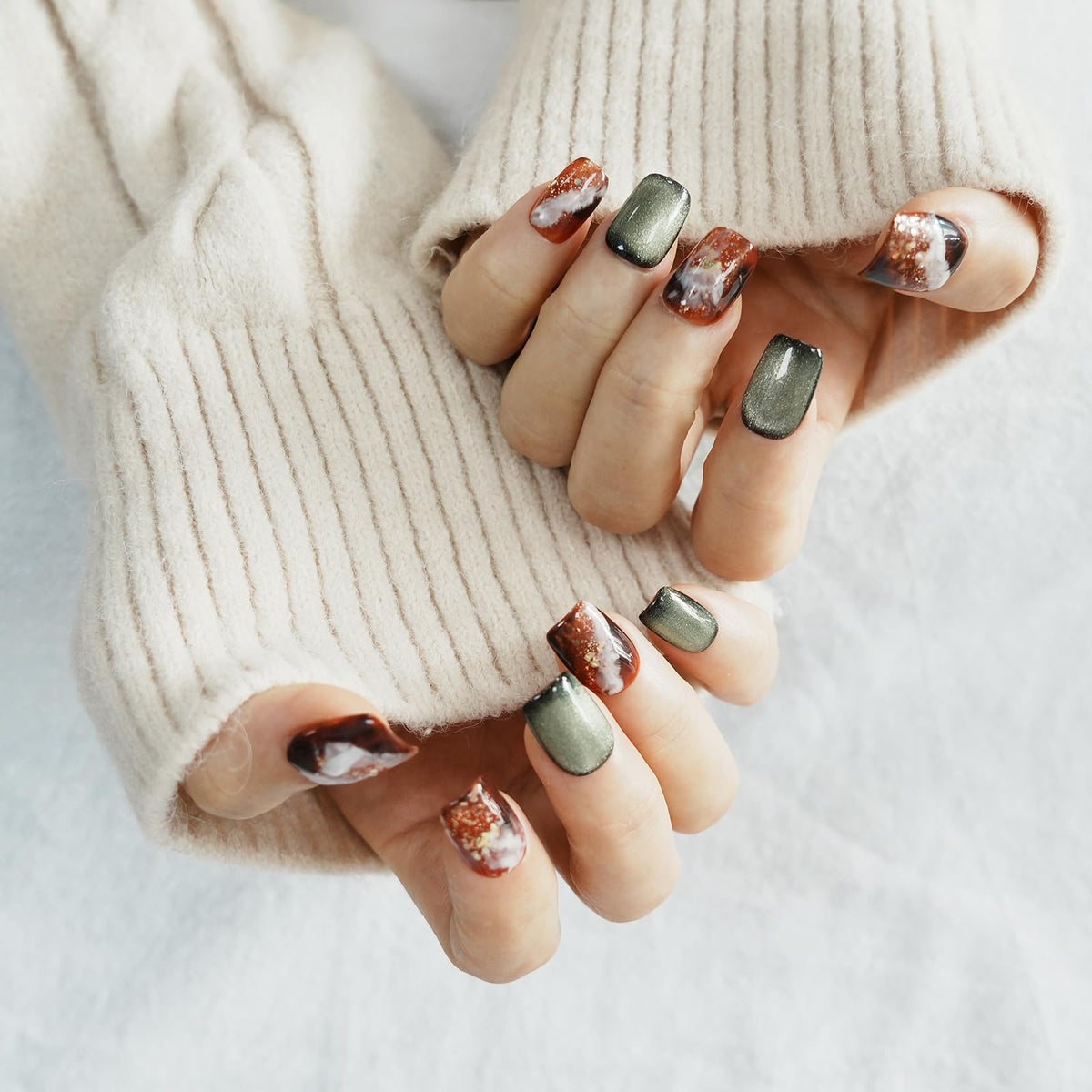 Tesytto Dark Green Cat Eye Short Press On Nails Coffin, Watercolor Marble Ombre with Amber Glitter, Handmade 3D Fake Nails for Spring Summer, Party & Vacation (Medieval Fantasy,L)
