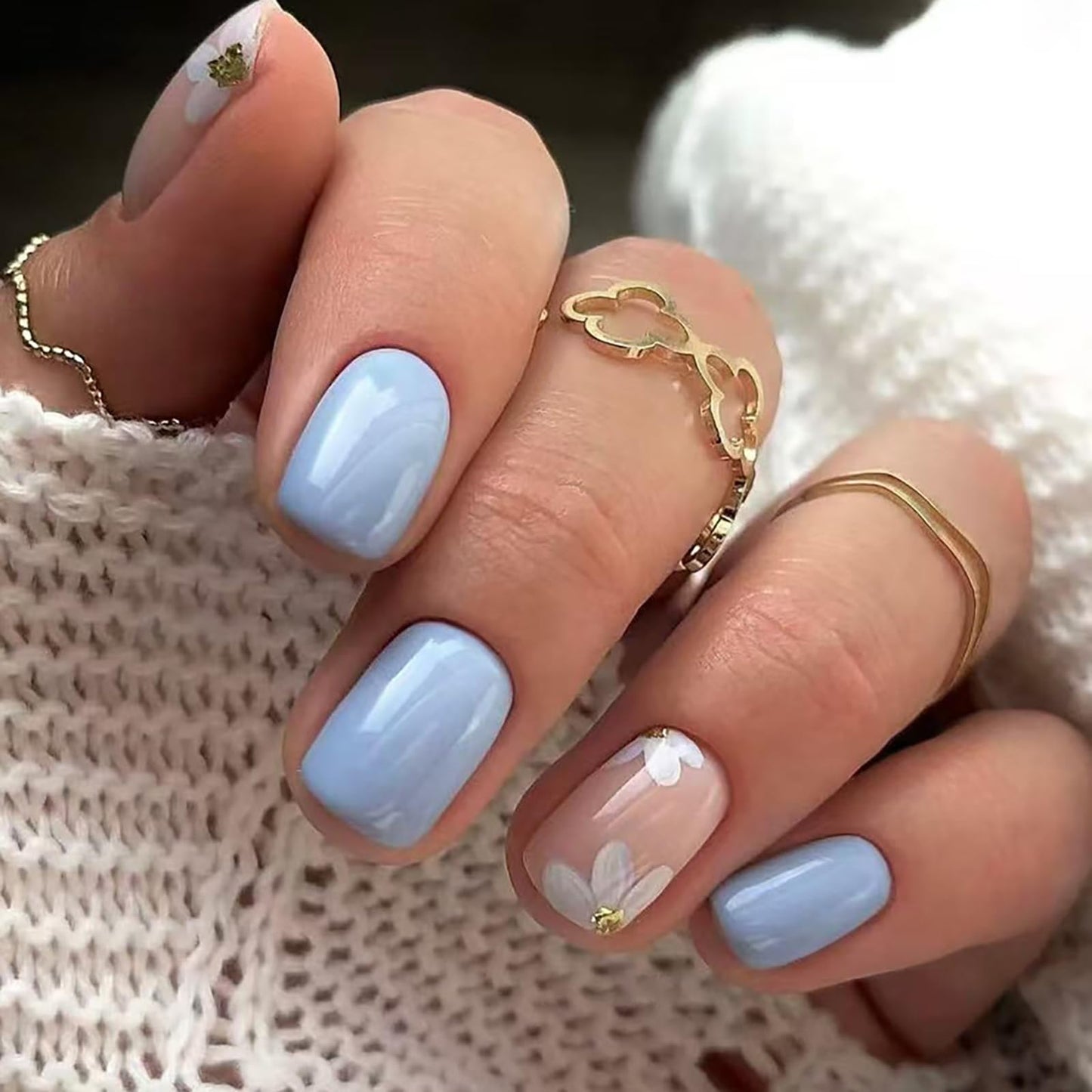 KTAABTR Blue Press on Nails Short Square Fake Nails with Glue Blue Glossy Acrylic Nails Design Spring White Flower Stick on Nails for Women Girls DIY Manicure Full Cover False Nails Decoration Supply