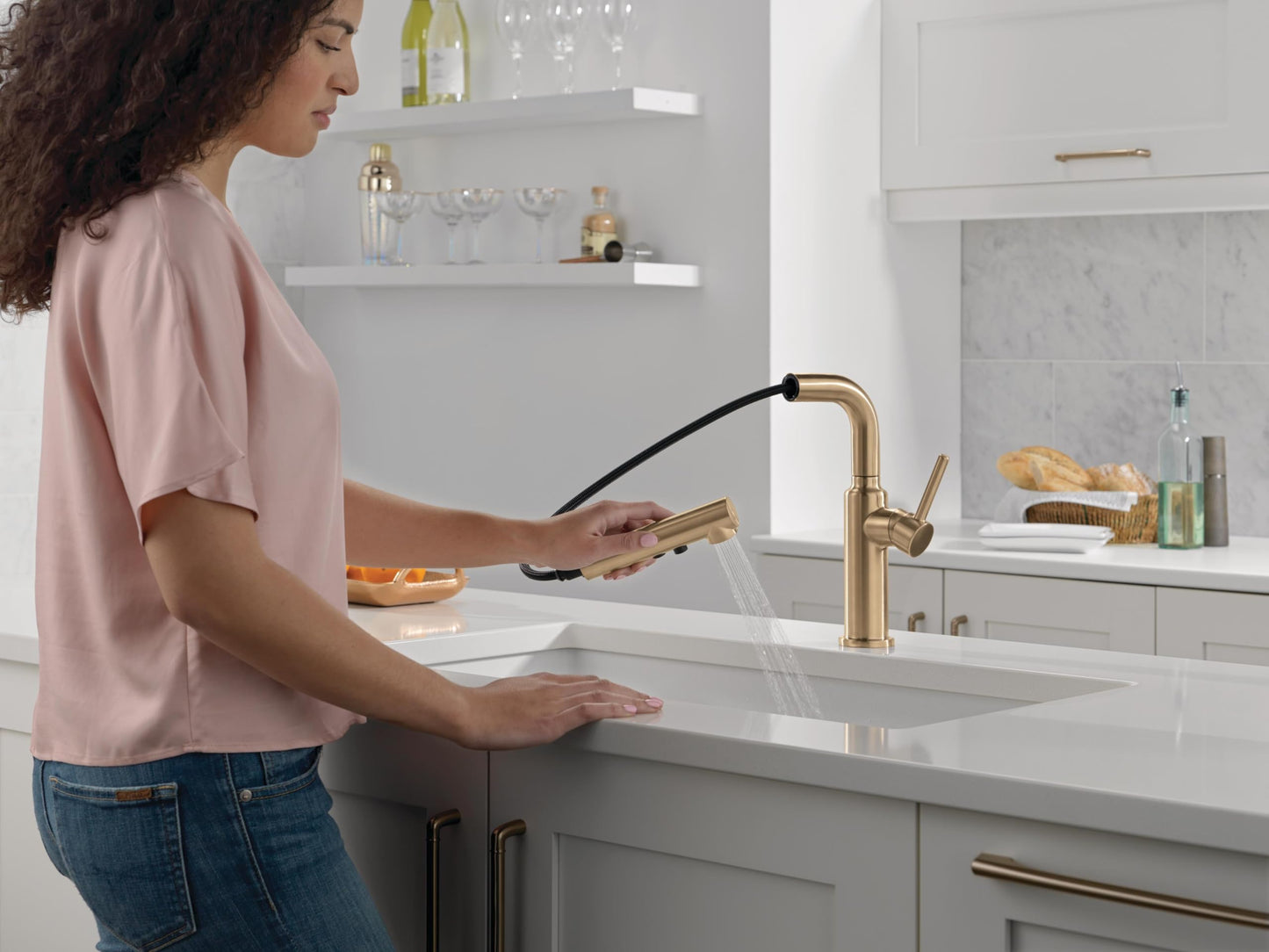 Delta Daneri Brushed Gold Kitchen Faucet with Pull-Out Sprayer, Modern Single Hole Kitchen Sink, Single Handle, Champagne Bronze 16879-CZ-DST