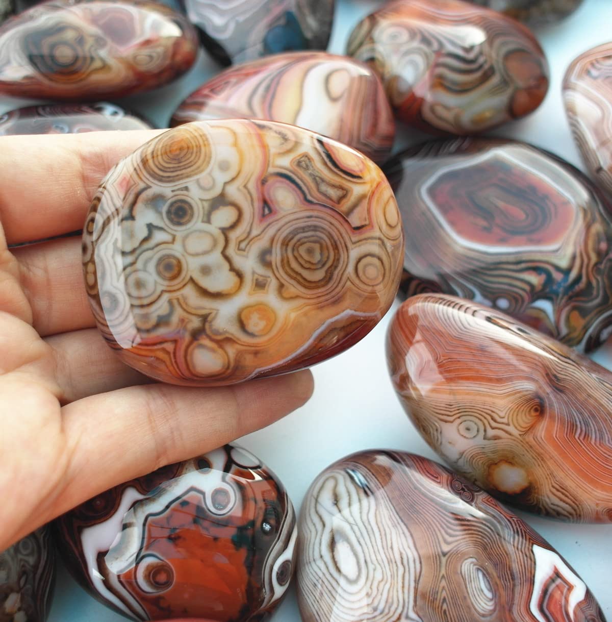 Natural Polished Banded Lace Agate Healing Crystal Specimen Irregular Palm Worry Stones Pebble Reiki Madagascar Collection Gifts Decor 1pc.（0.22-0.28 Pound