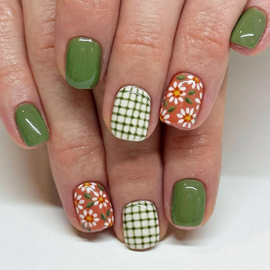 Flower Press on Nails Short Square Fake Nails with White Floral Design Glossy Green Glue on Nails Checkered Nails Press ons Reusable Full Cover Spring Summer Acrylic Nails for Women Manicure 24Pcs