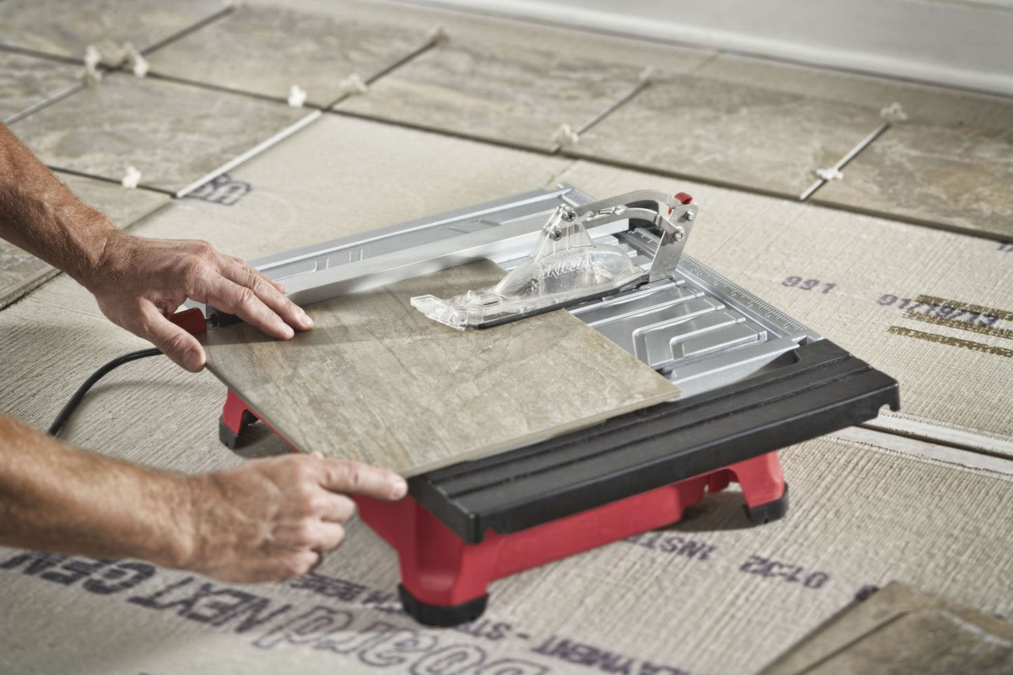 Skil 3550-02 7-Inch Wet Tile Saw with HydroLock Water Containment System