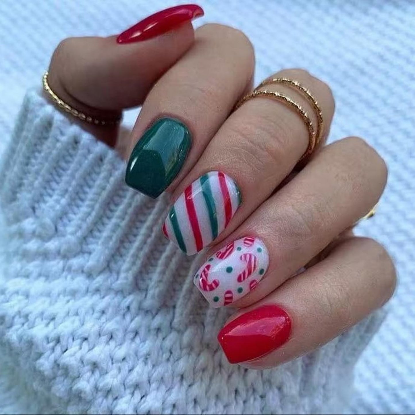 24 Pcs Christmas Press on Nails Short Square Fake Nails with Crutch and Candy Reusable Christmas False Nails with Red and Green Stripes Design Xmas Acrylic Nail for Women Manicure Decoration
