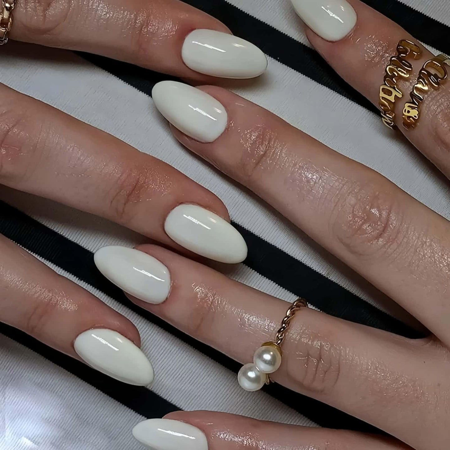 Press on Nails Pure White Short Almond Fake Nails Glossy Acrylic Nails Full Cover Glue on Nails Milky White Nail Art Design Solid Color Stick on Nails for Women 30 Pcs Artificial Nails