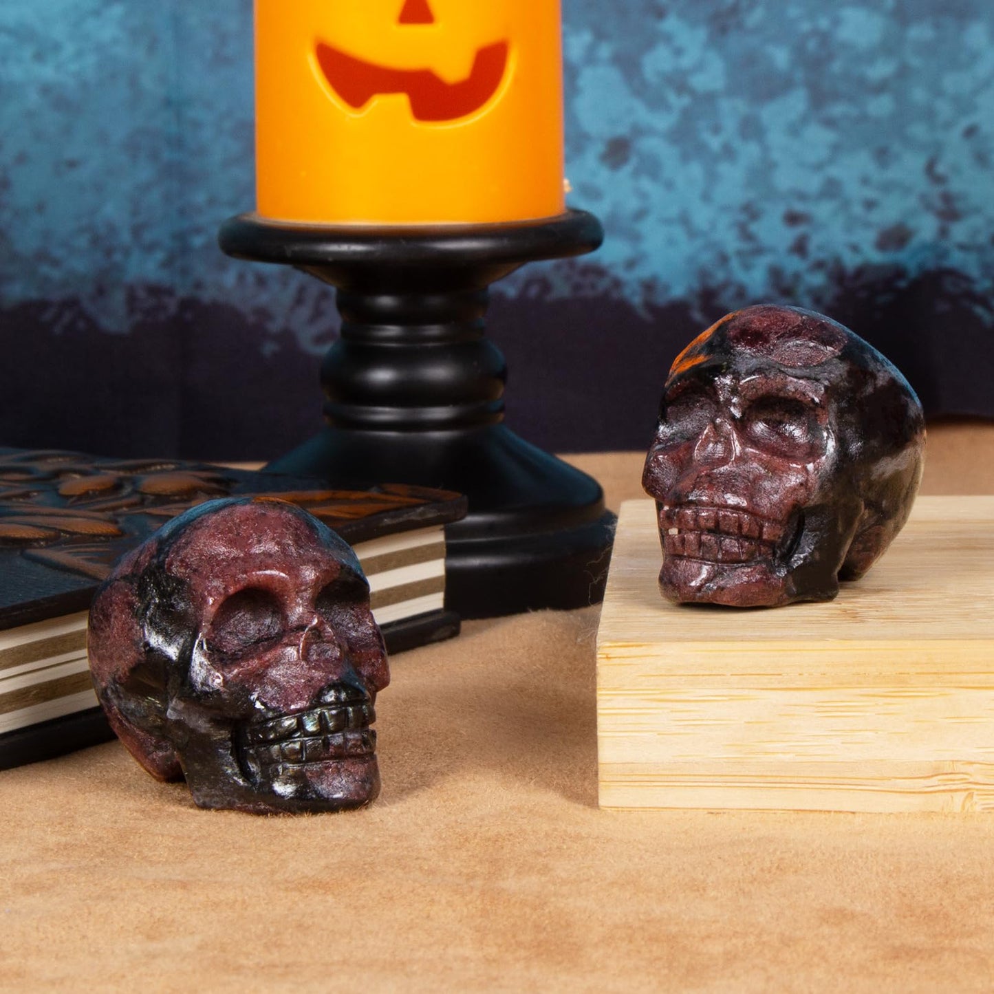 Hguxmcu Garnet Crystal Skull, 1.4 Inch Miniature Hand Carved Reiki Healing Pocket Stone, Small Collectible Skull Figurine for Altar Home Office Decor, Crystal Statue Meditation Gift for Men Women