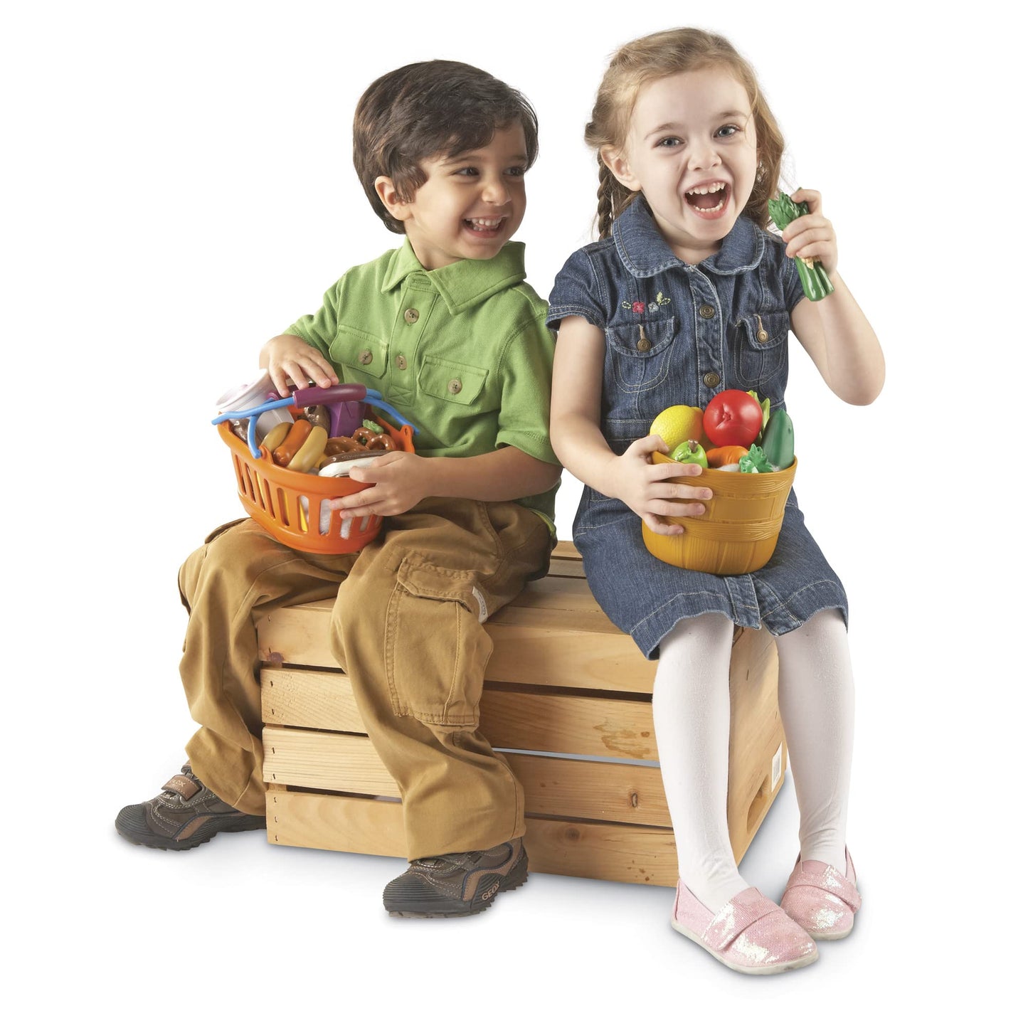 Learning Resources New Sprouts Deluxe Market Set - Pretend Play Kitchen, Fruit Basket, Toddler Outdoor Play Food Toys, Kids Playset, Shopping Basket, Fine Motor Skills, Montessori Sensory Cooking