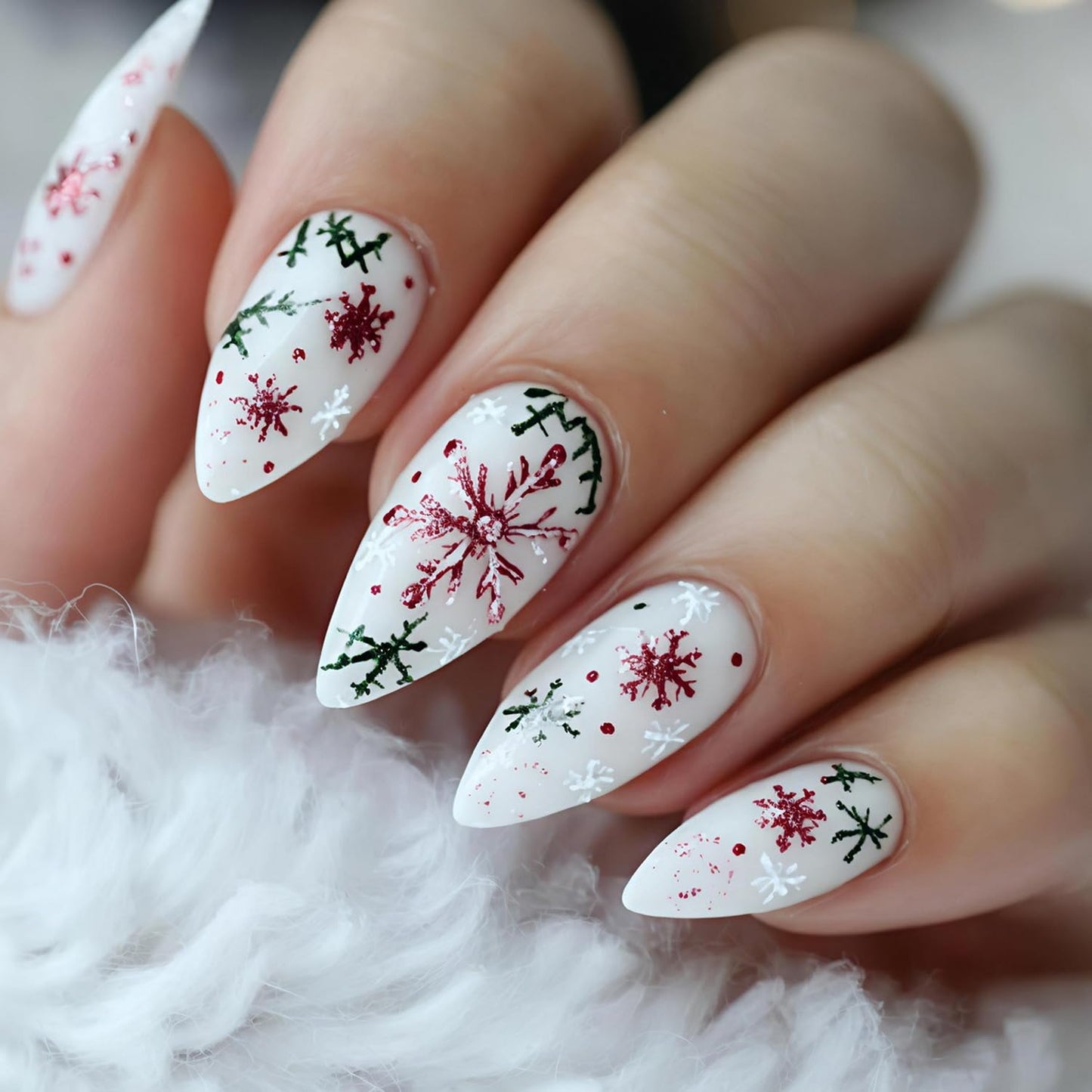 Christmas Press on Nails Short Almond Fake Nails Glitter White False Nails with White Red Green Snowflake Design Full Cover Snowflake Acrylic Nail for Women DIY Manicure Decoration 24 Pcs