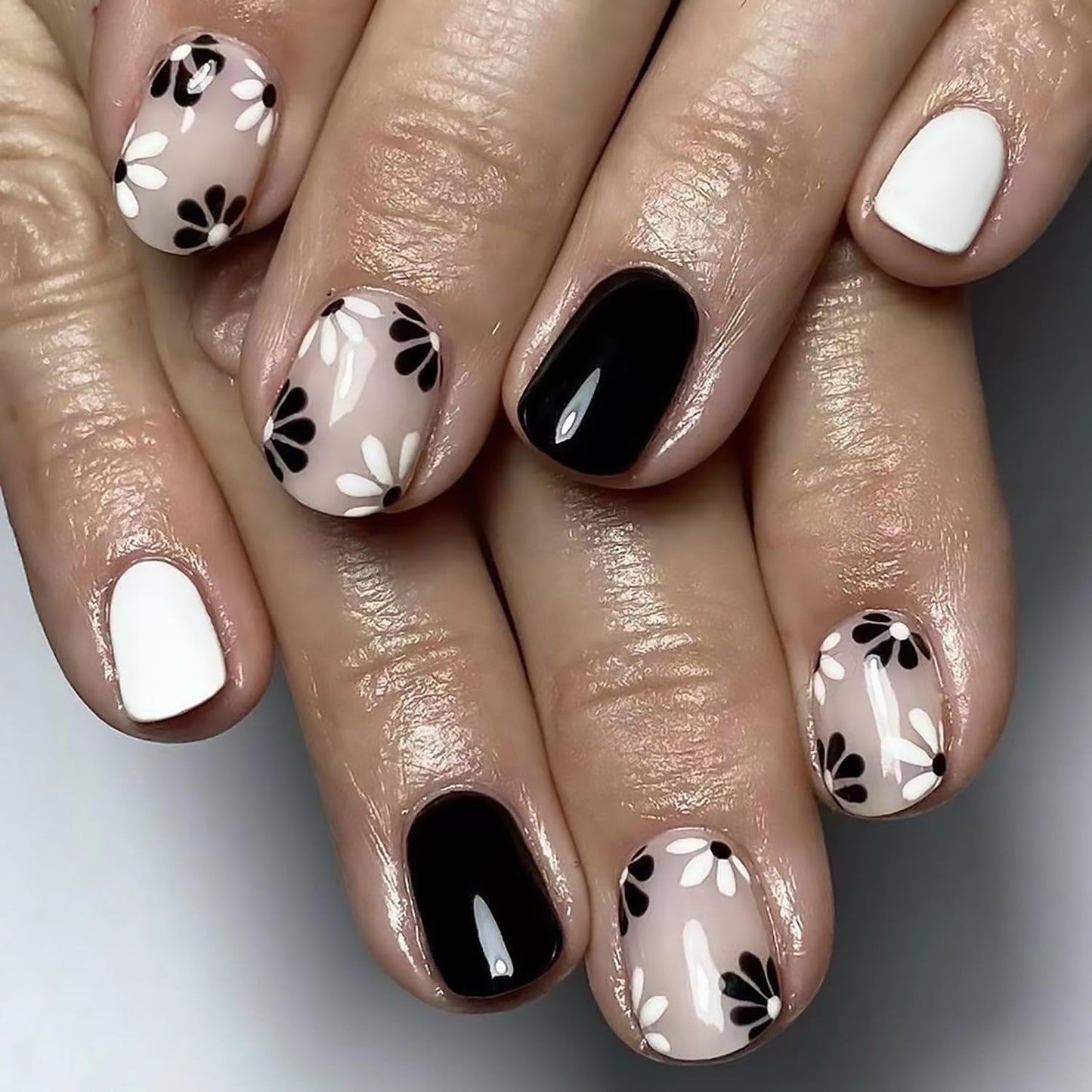 Tyuimhx Flowers Press on Nails Square Short Fake Nails White & Black Daisy Designs False Nails Glossy Full Cover Stick on Nails Acrylic Floral Artificial Nails for Women Girls Glue on Nails 24Pcs