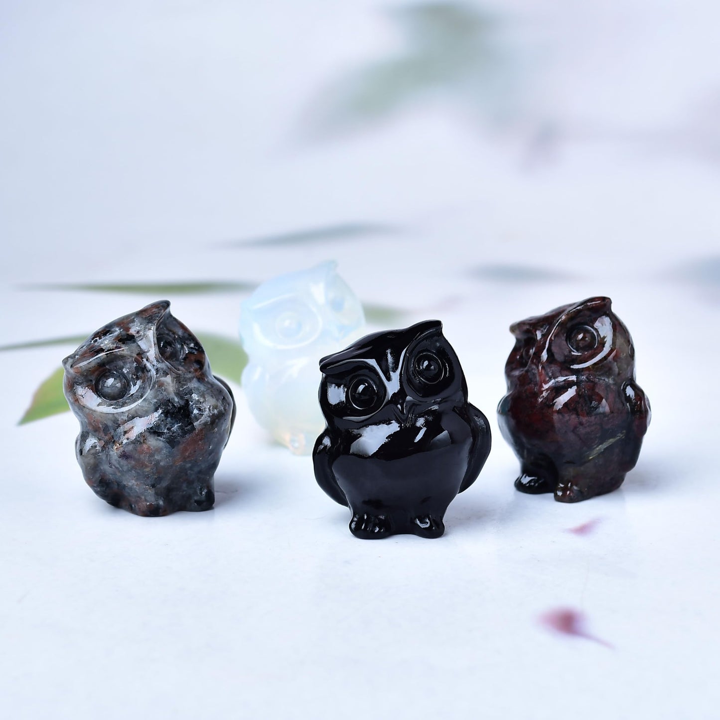 WUYOUSHI Natural Garnet Crystal Owl Decor Healing Stone Crystal Pocket Figurine Statue Hand Carved Polished Natural Gemstone Office Desk Meditation Spiritual Gift