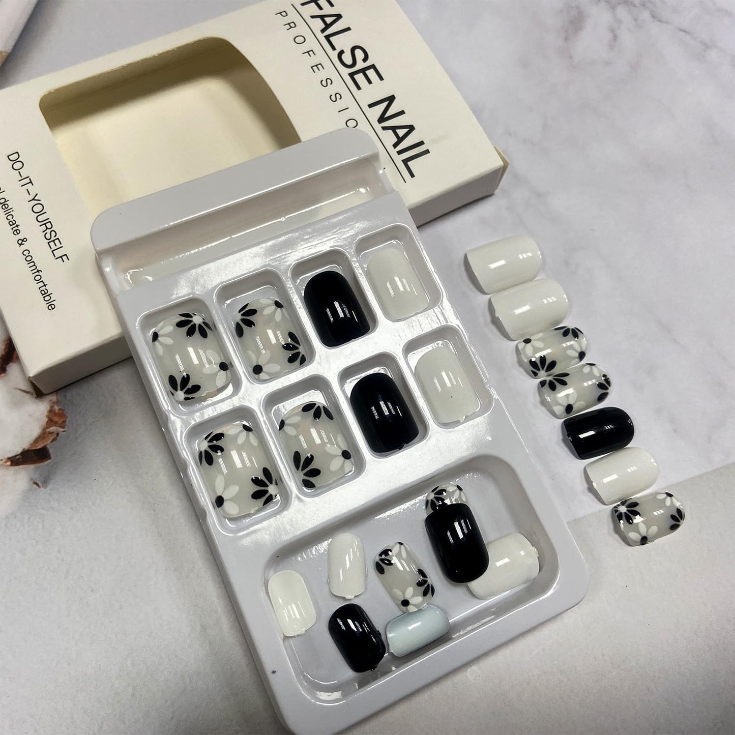 Tyuimhx Flowers Press on Nails Square Short Fake Nails White & Black Daisy Designs False Nails Glossy Full Cover Stick on Nails Acrylic Floral Artificial Nails for Women Girls Glue on Nails 24Pcs