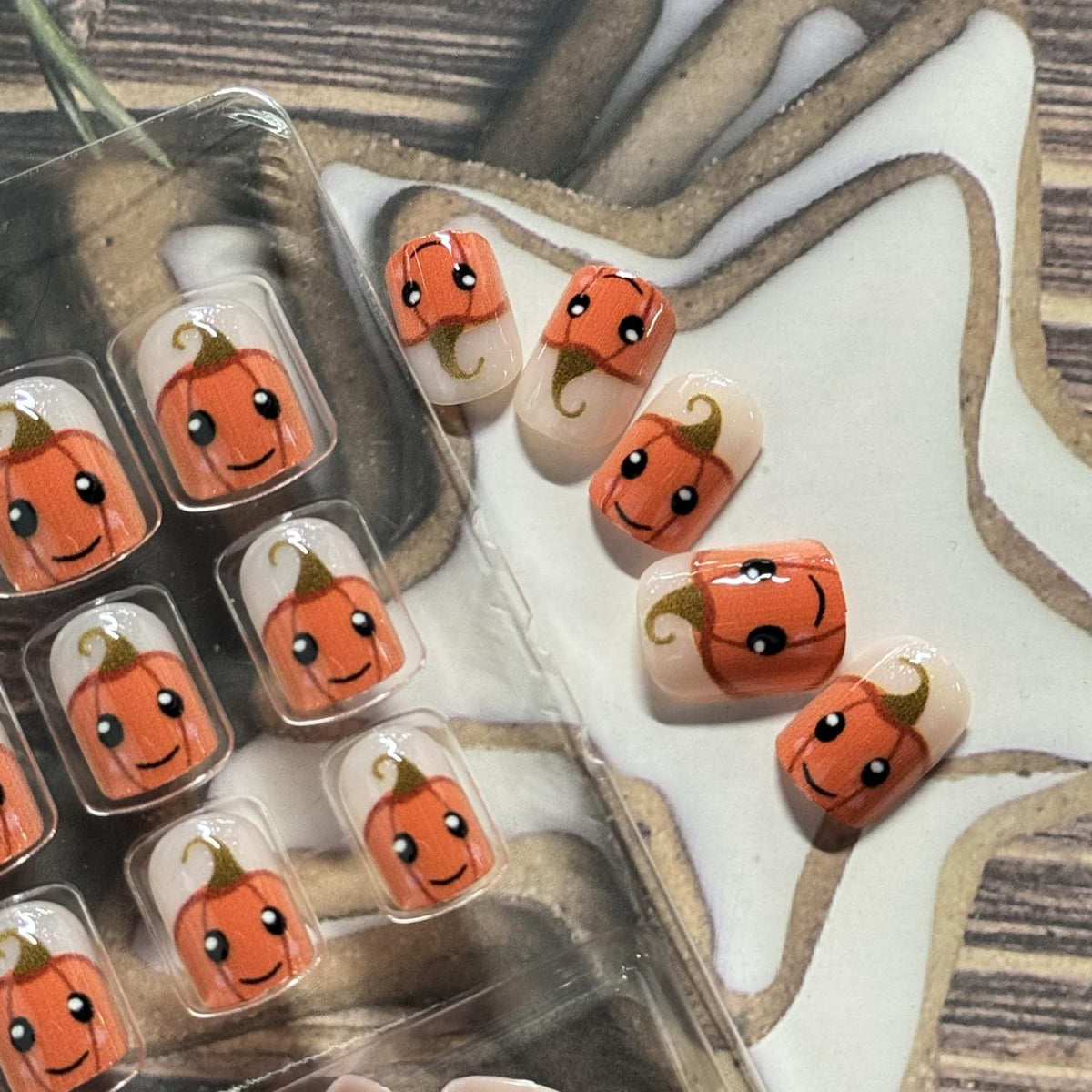 Thanksgiving Press on Nail Cute Fake Nails Short Square Press ones with Pumpkin designs Acrylic Stick on Nail Full Cover Nude Glitter False Nails Reusable Fall Glue on Nails for Women Girls Kids Decor
