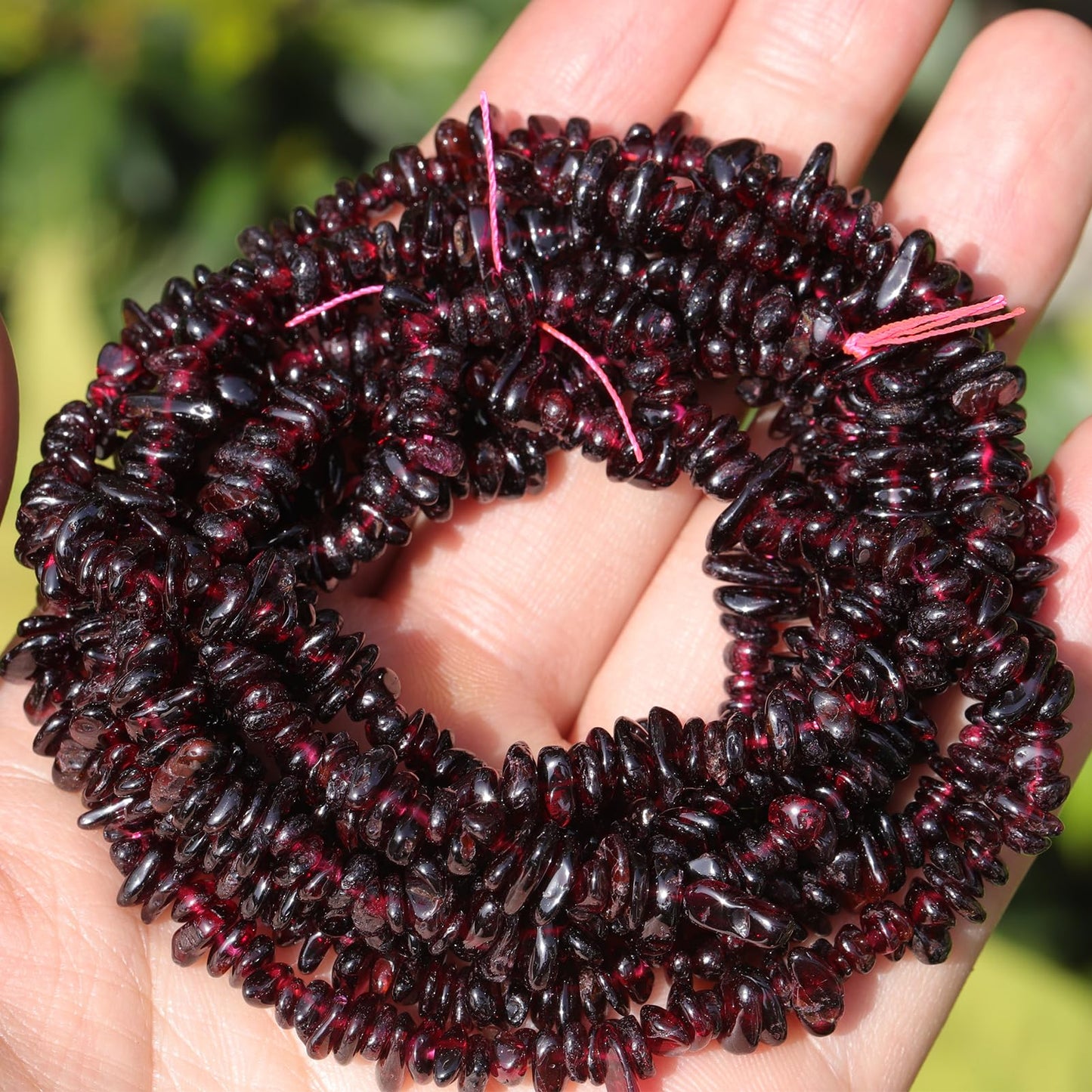 400pcs Natural Chip Stone Beads for Jewelry Making Garnet 5-8mm Irregular Gemstones Healing Crystal Loose Rocks Bead Hole Drilled for Ring Earrings Necklace Bracelet Making DIY Art Crafts