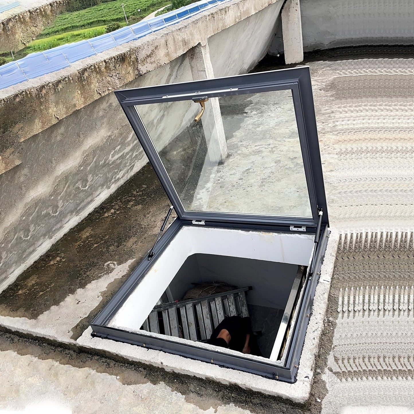 Skylight Roof Window, Tempered Glass Skylight Cover, Aluminum Alloy Frame & Hydraulic Rod, Egress Roof Window with Double-Layer Tempered Glass, for Roof, Attic, Basement, Sun Room(22.8*30.7in/58*78cm)