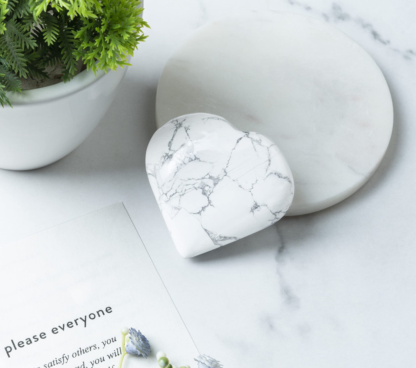 Crocon 50mm Howlite Heart stone Big Heart Shape Puff Stones Set 450+ Carats Pocket Crystal Healing Tumble Collection Palm Worry Stone Good Luck Charm Meditation Gift Craft Home Decor