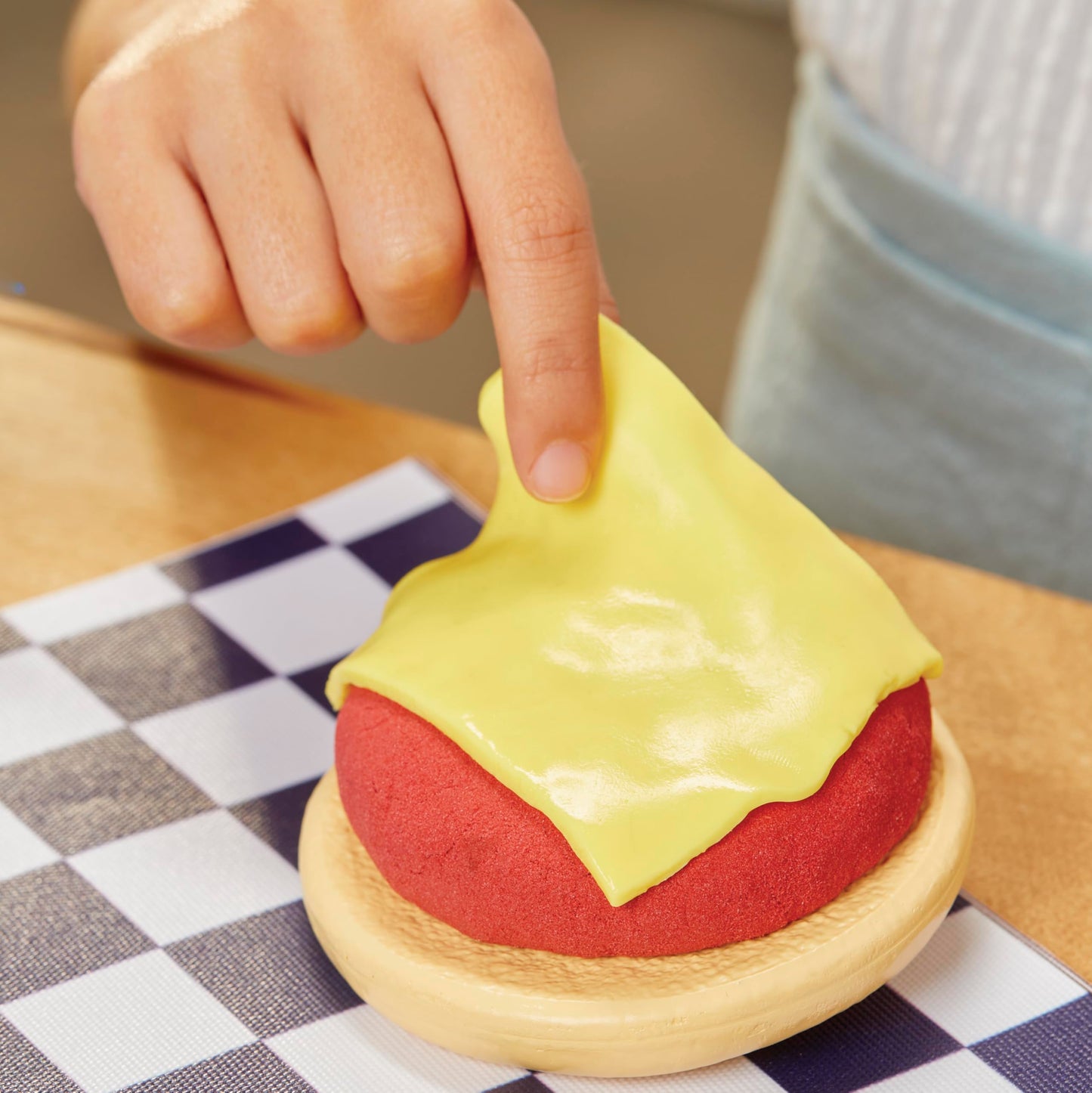 Little Tikes Creative Chefs Cheeseburger and Fries Kit with 22 Accessories, Pretend Play Cooking Set, for Boys and Girls Ages 3+ Years