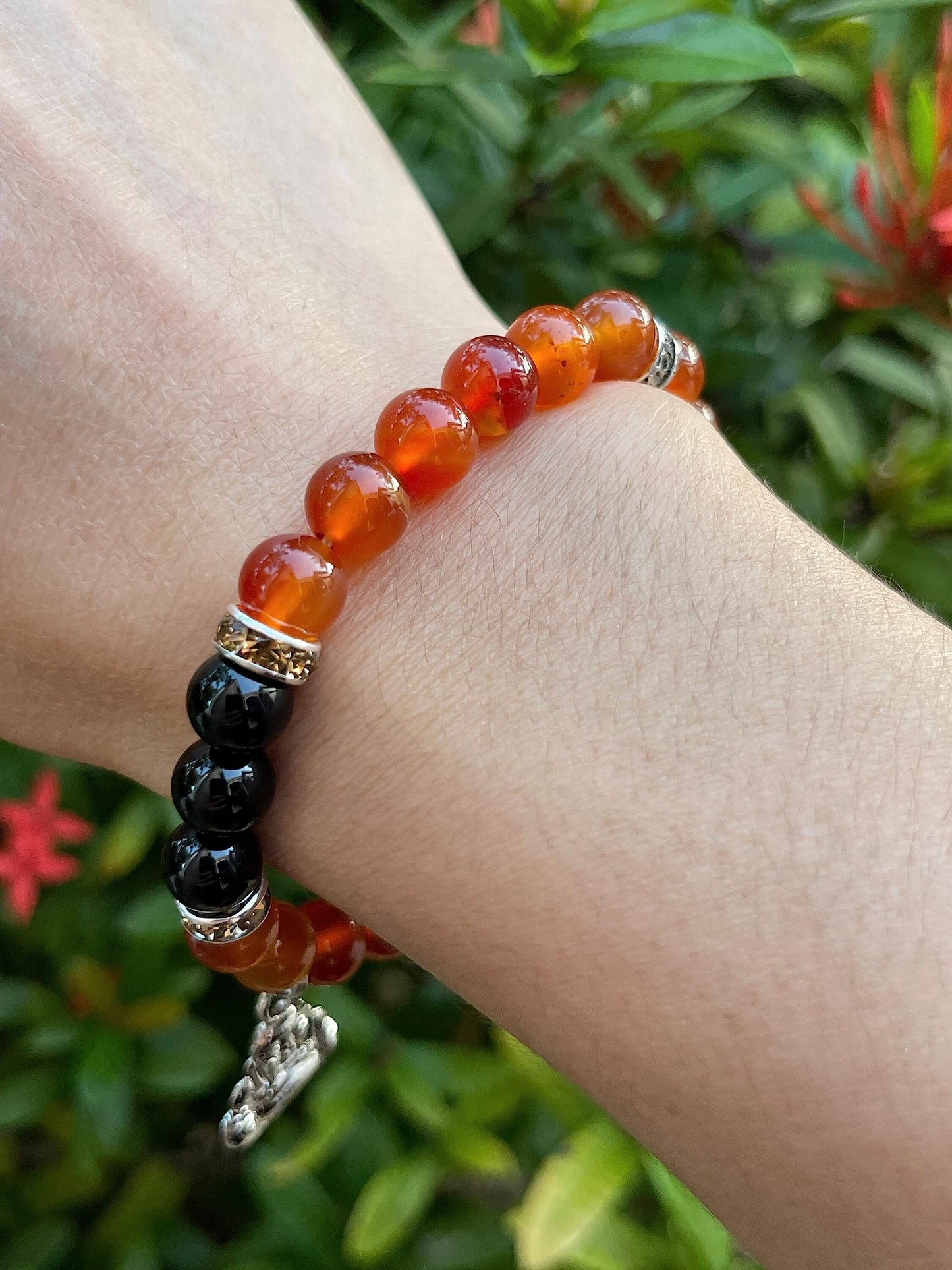 GAF TREASURES Red Agate & Black Onyx with Happy Buddha Crystal Bead Bracelet 8mm, Genuine Red Agate & Black Onyx Stretch Gemstone Bracelet, Healing Crystal Bracelet, Gift for Men & Women (1)