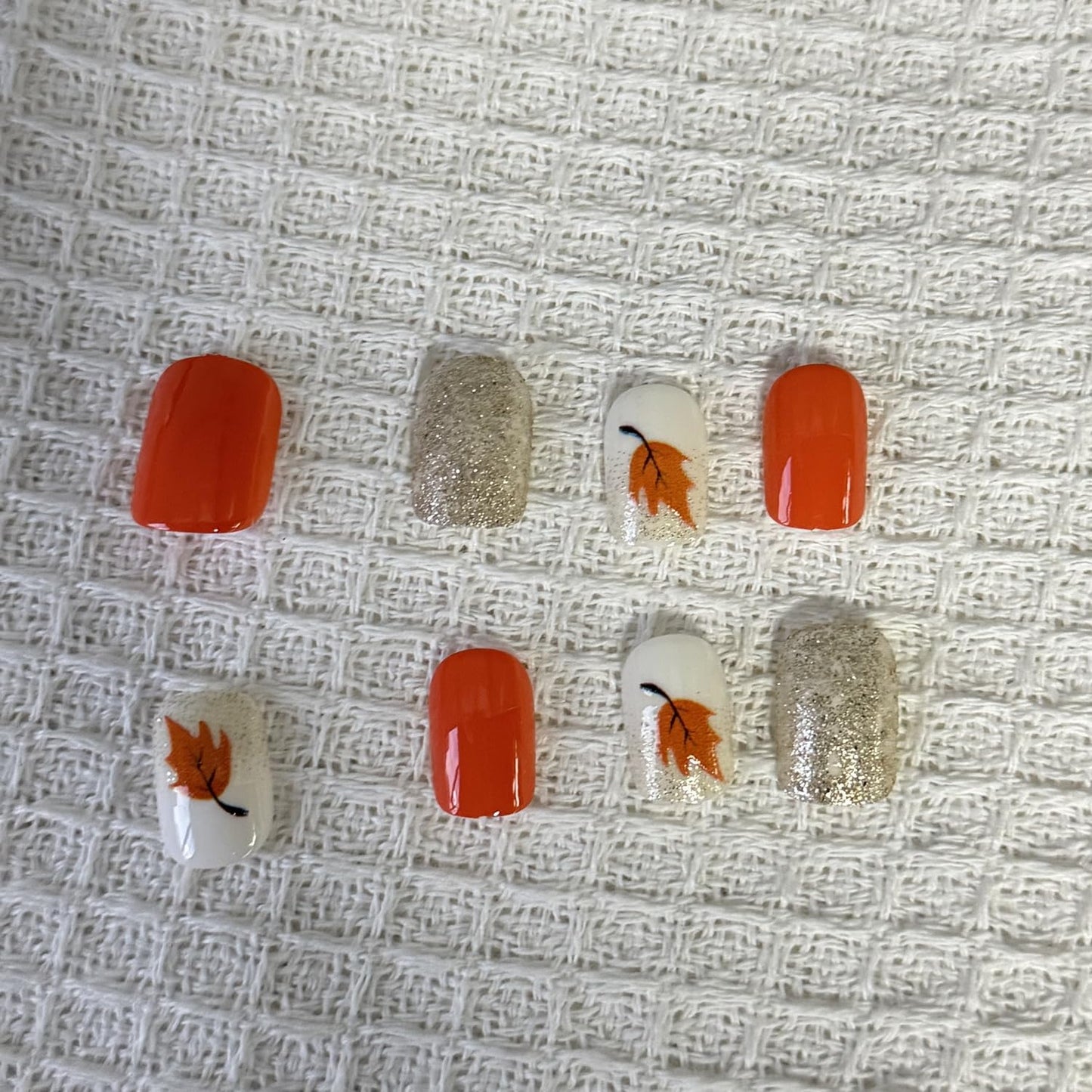 24pcs Fall Press on Nail Short Square Fake Nails Full Cover Orange Press ones with Maple Leaves designs Thanksgiving False Nails Gold Glitter Acrylic Stick on Nails for Women Girls Autumn Manicure