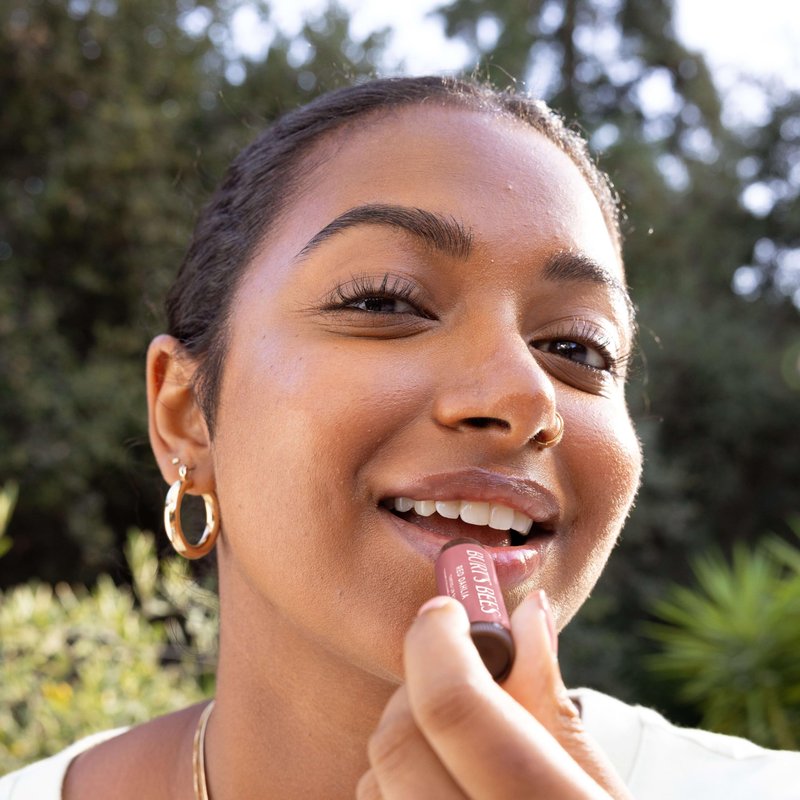 Burt's Bees Lip Tint Balm, Long Lasting 2 in 1 Duo Tinted Balm Formula, Color Infused with Hydrating Shea Butter for a Natural Looking Buildable Finish, Hibiscus, 1 Tube