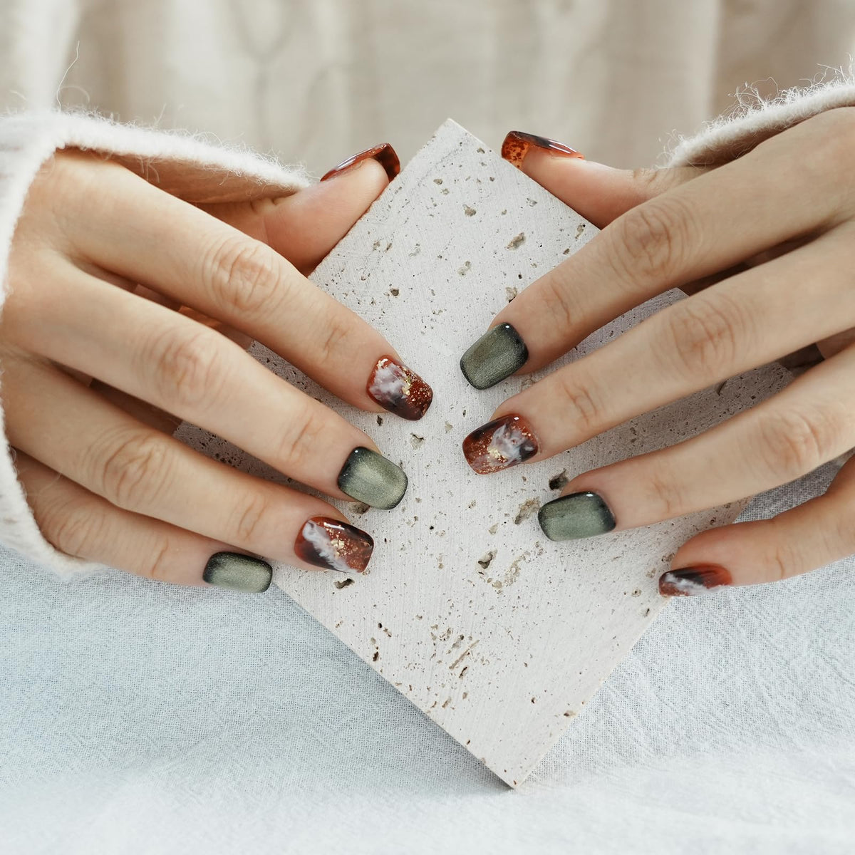 Tesytto Dark Green Cat Eye Short Press On Nails Coffin, Watercolor Marble Ombre with Amber Glitter, Handmade 3D Fake Nails for Spring Summer, Party & Vacation (Medieval Fantasy,L)