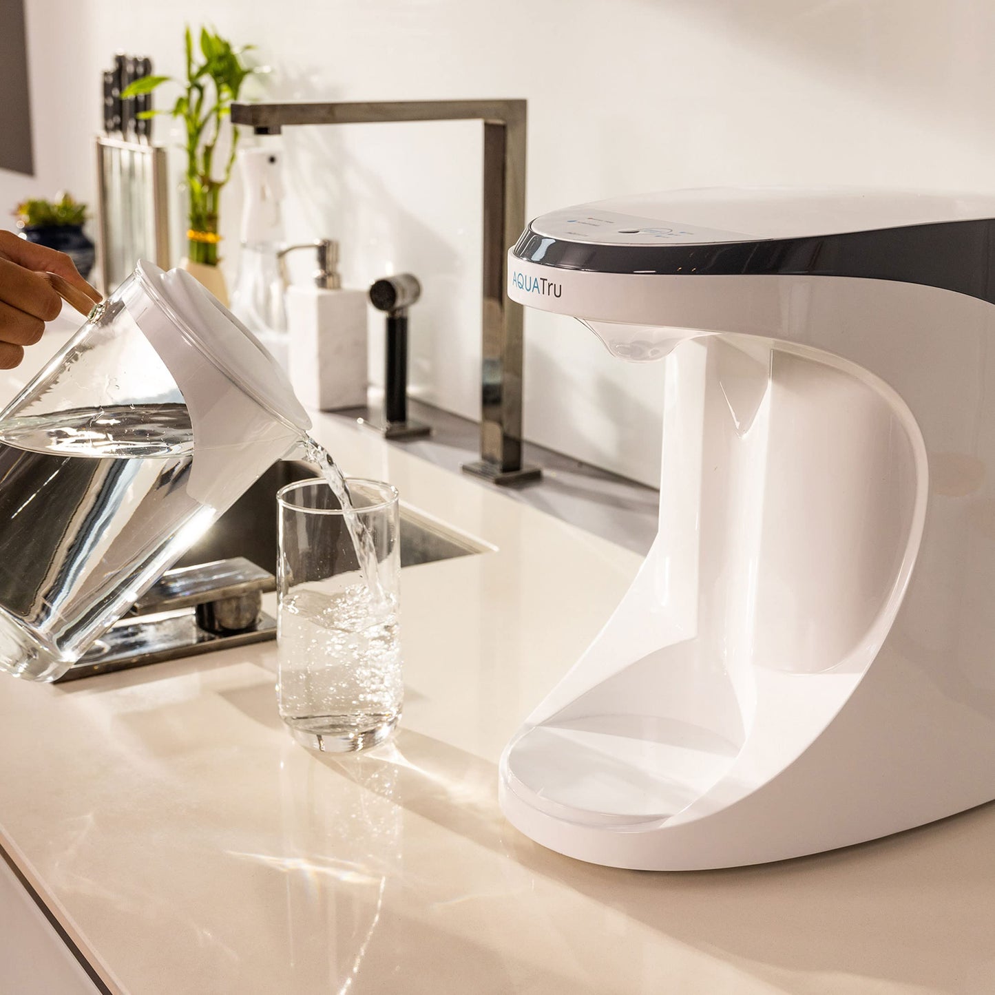 AquaTru Carafe Countertop Water Purifier | Compact 4-Stage Reverse Osmosis System with Glass Carafe Removes 84 Contaminants Including Forever Chemicals, Lead & Fluoride | No Plumbing