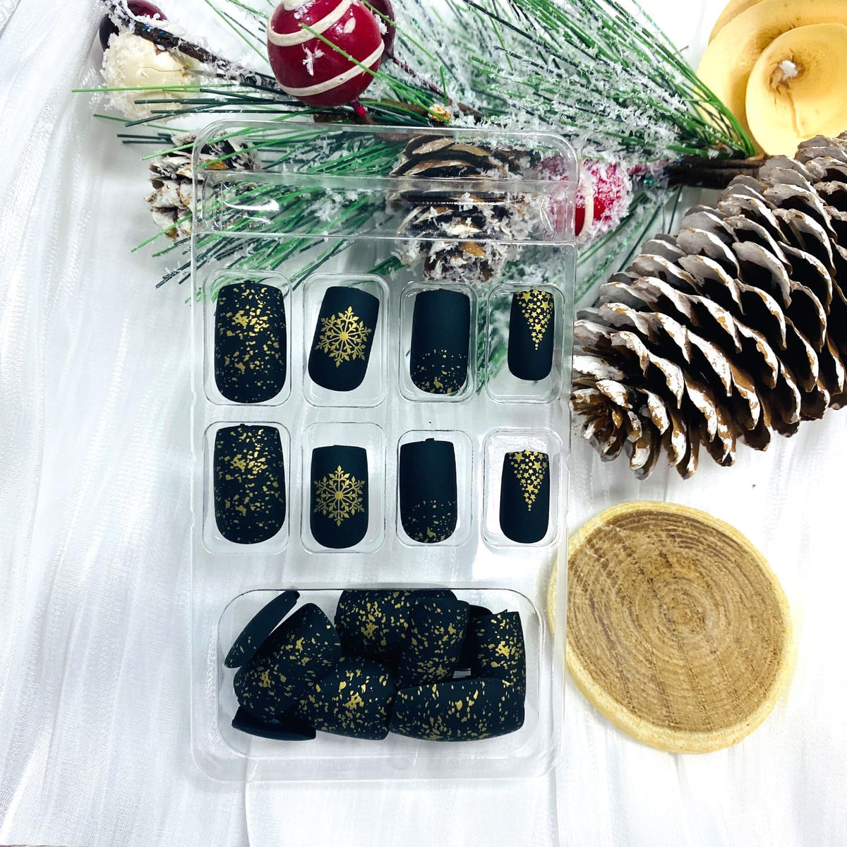 LWTZLW Christmas Press on Nails Snowflake Medium Square False Nails Gold Christmas Tree Full Cover Glue on Nail Broken Gold Design Acrylic Fake Nails Winter Artificial Matte Nail Reusable for Women