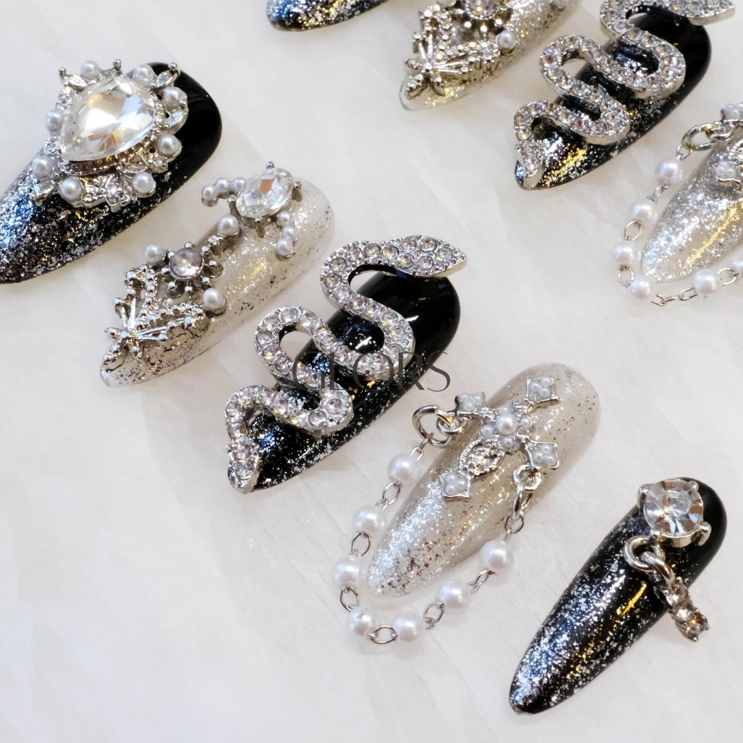 [GLORS] BlackSerpent - Luxury Handcrafted Wearable Nail Art with Luxurious Diamonds, Pearl Chain, and Black Serpent in Long Stiletto (XS, LS)