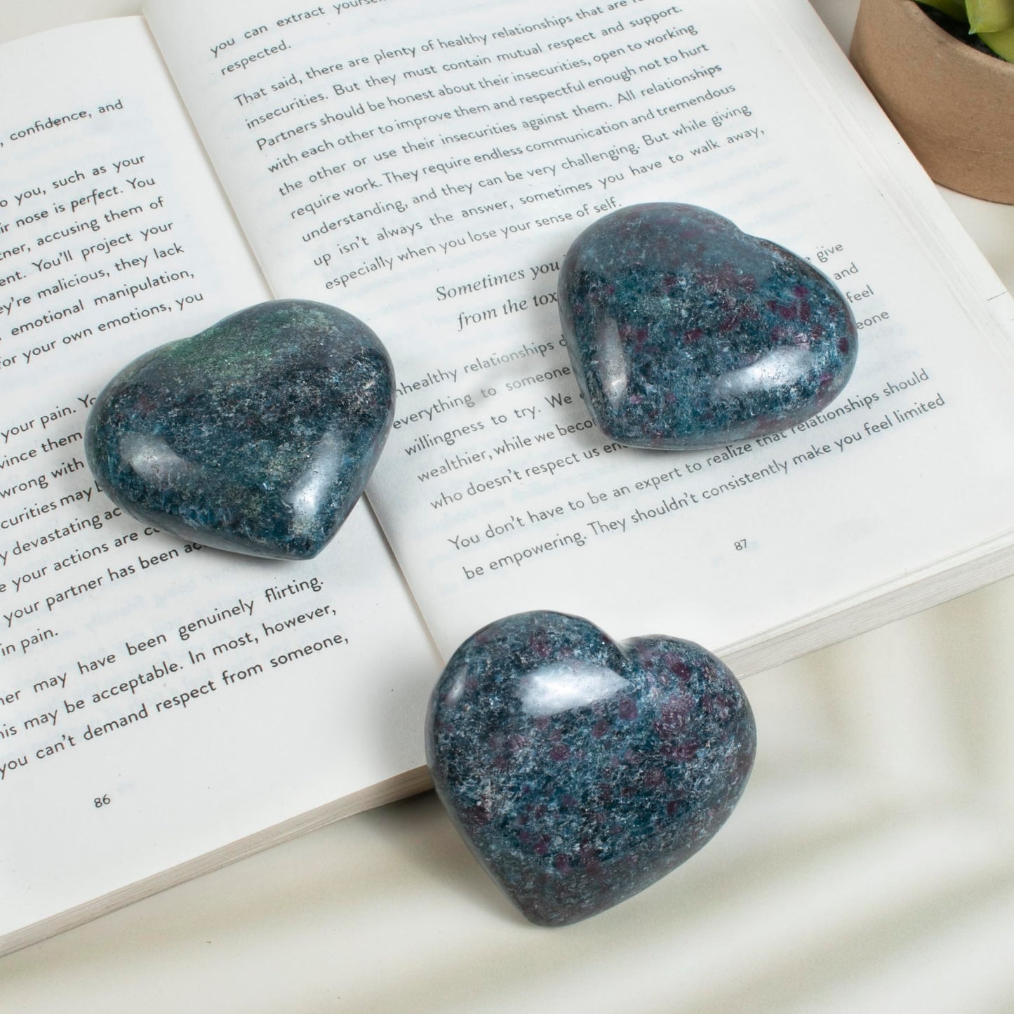 Crocon 50mm Ruby Kyanite Heart Stone Big Heart Shape Puff Stones Set 450+ Carats Pocket Crystal Healing Tumble Collection Palm Stone Good Luck Charm Meditation Gift Craft Home Decor