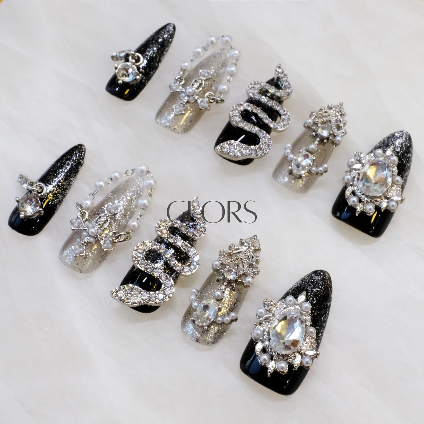 [GLORS] BlackSerpent - Luxury Handcrafted Wearable Nail Art with Luxurious Diamonds, Pearl Chain, and Black Serpent in Long Stiletto (XS, LS)
