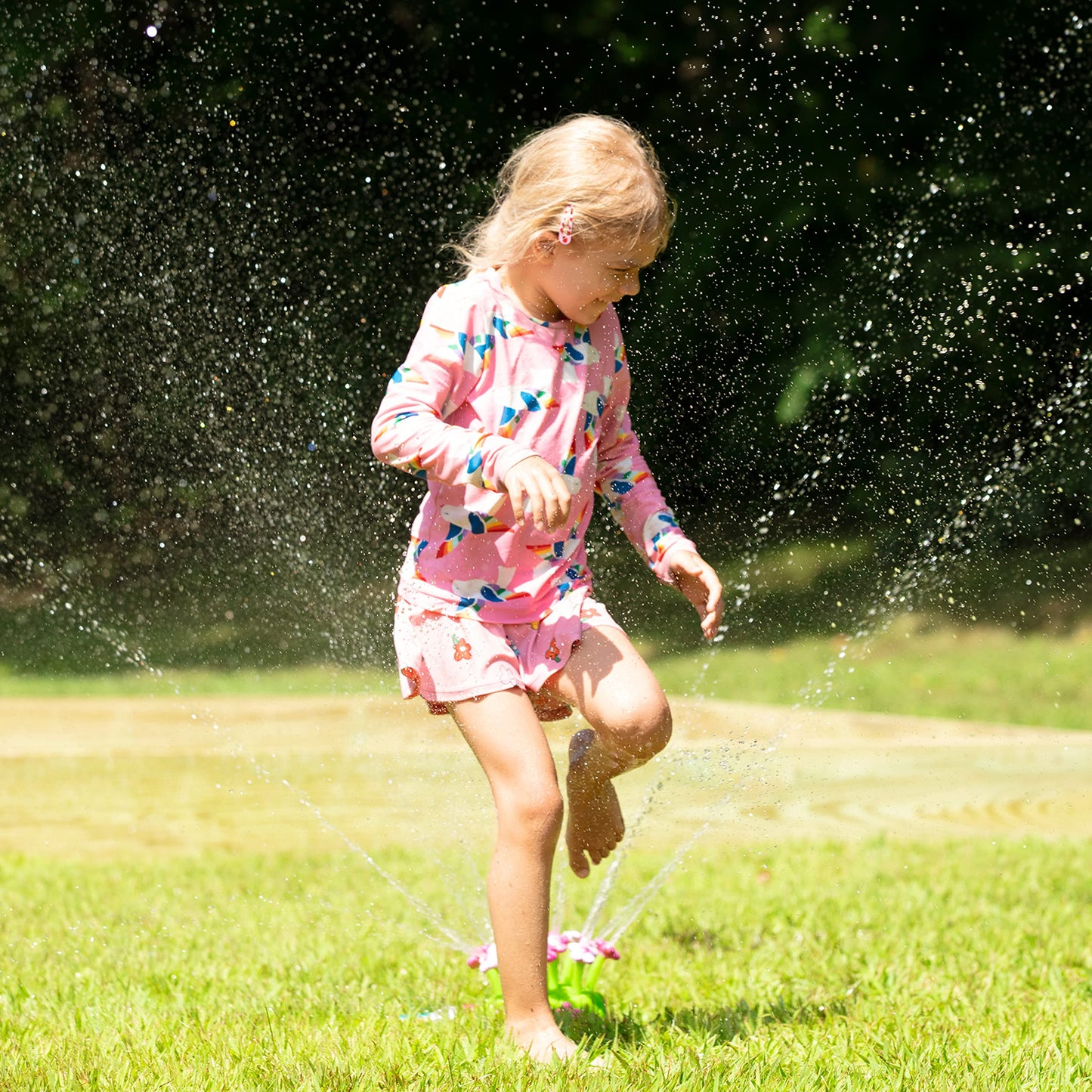 Melissa & Doug Sunny Patch Pretty Petals Flower Sprinkler Toy with Hose Attachment Toddler and Kids Outdoor Water Play Ages 3+