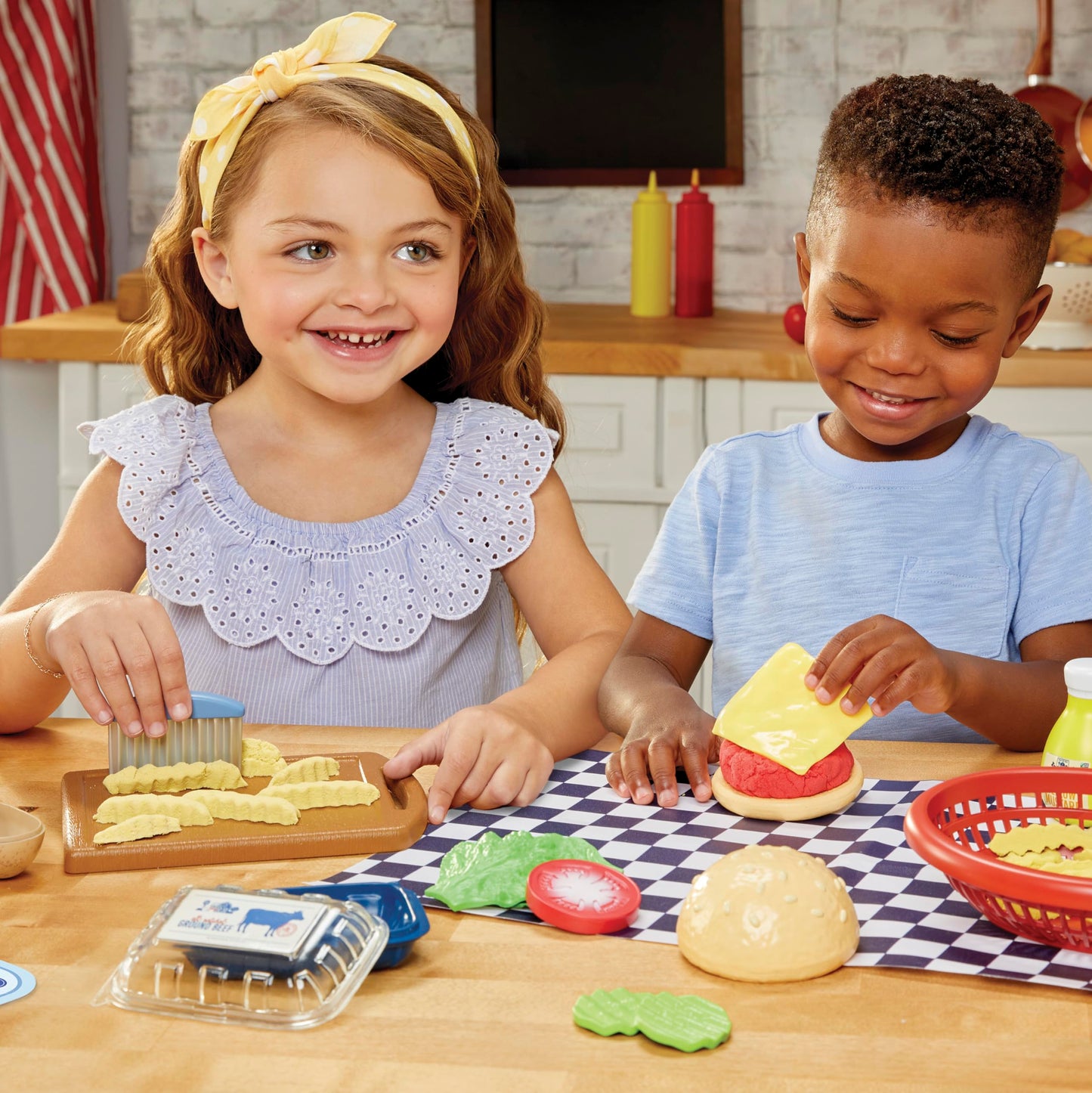 Little Tikes Creative Chefs Cheeseburger and Fries Kit with 22 Accessories, Pretend Play Cooking Set, for Boys and Girls Ages 3+ Years